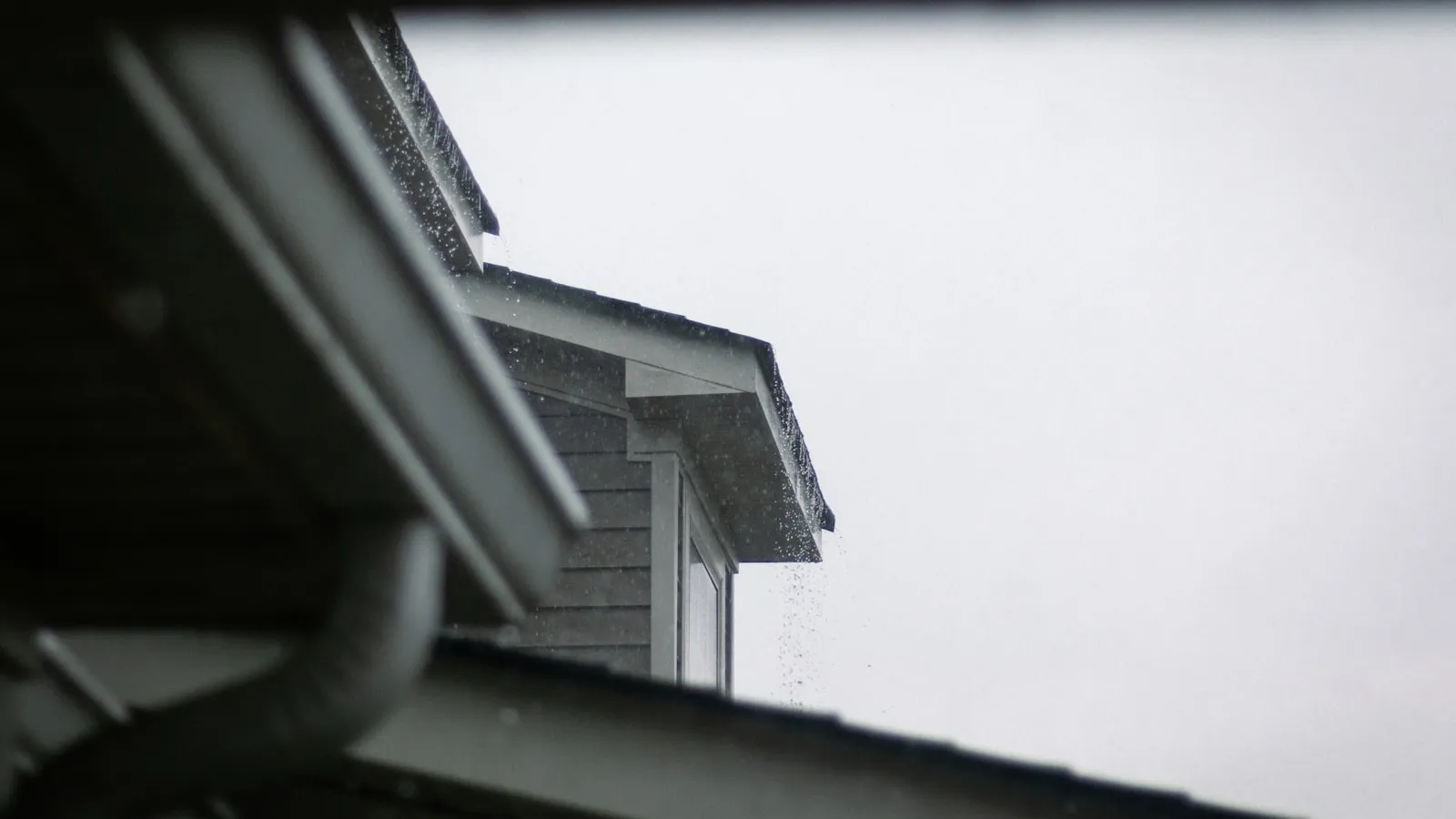 Seamless aluminum eavestrough and downspout on a home